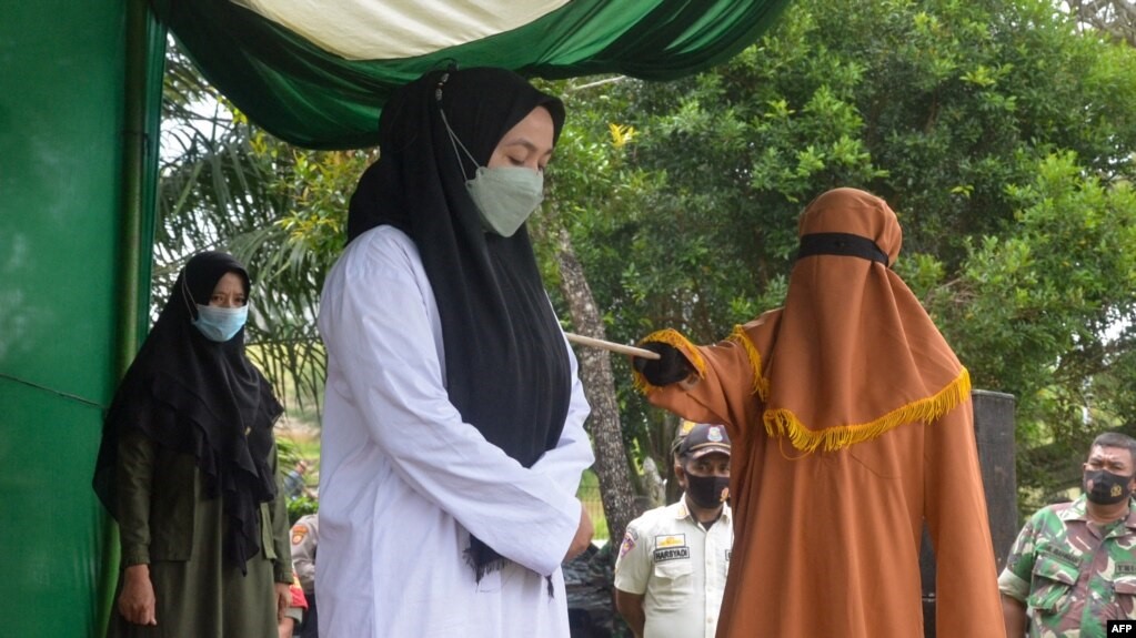Hukum Cambuk di Aceh: Syariat atau Pelanggaran HAM?