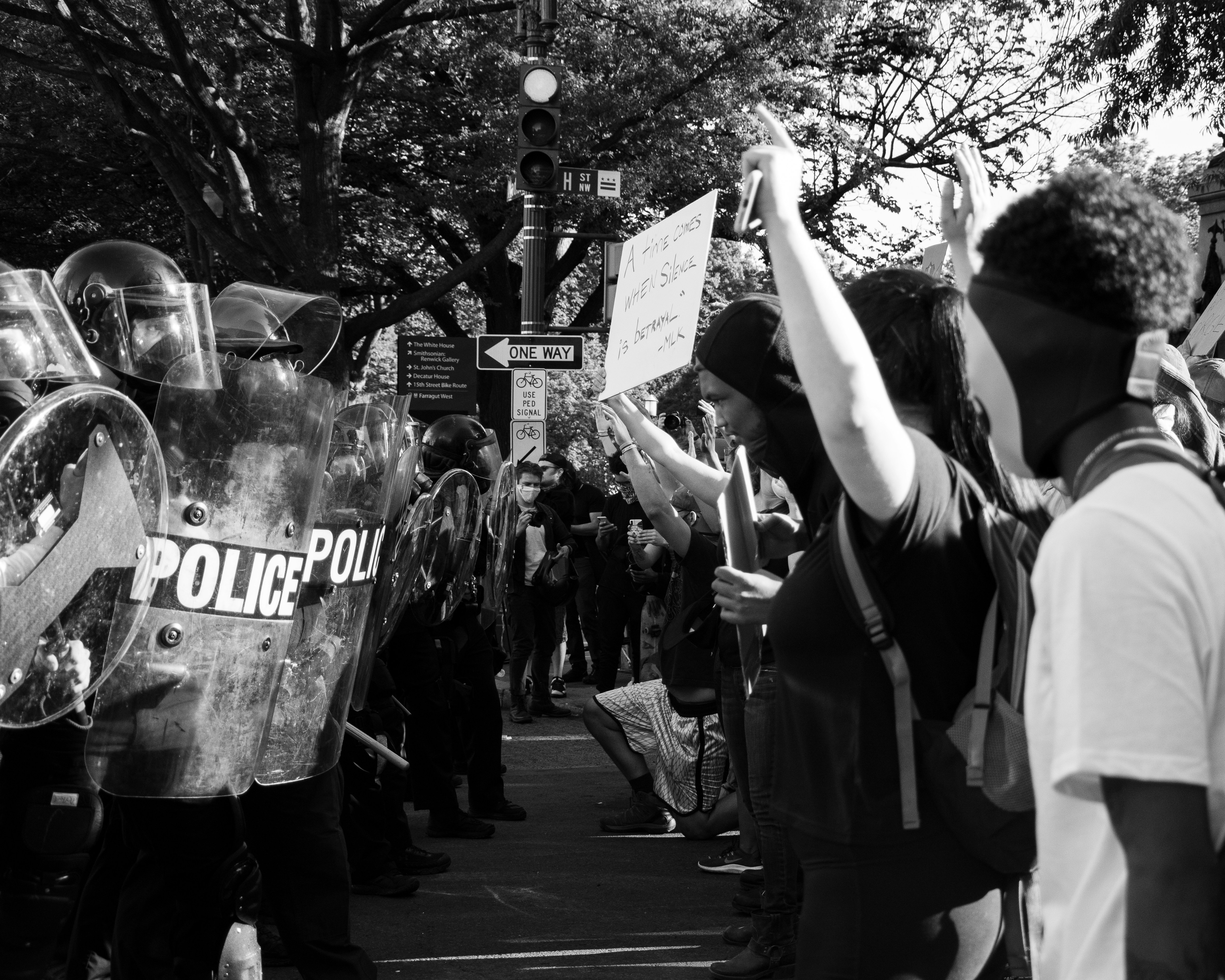 Polisi Mengamankan Demo Dengan Kekerasan? Apakah Boleh?