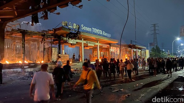 SENGATAN API DI TENGAH DEMO: TRANSPORTASI UMUM JAKARTA LUMPUH